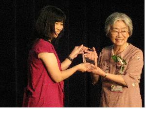 avon-award-kamiyama-michiko Kamiyama Michiko (r) receives Avon Award